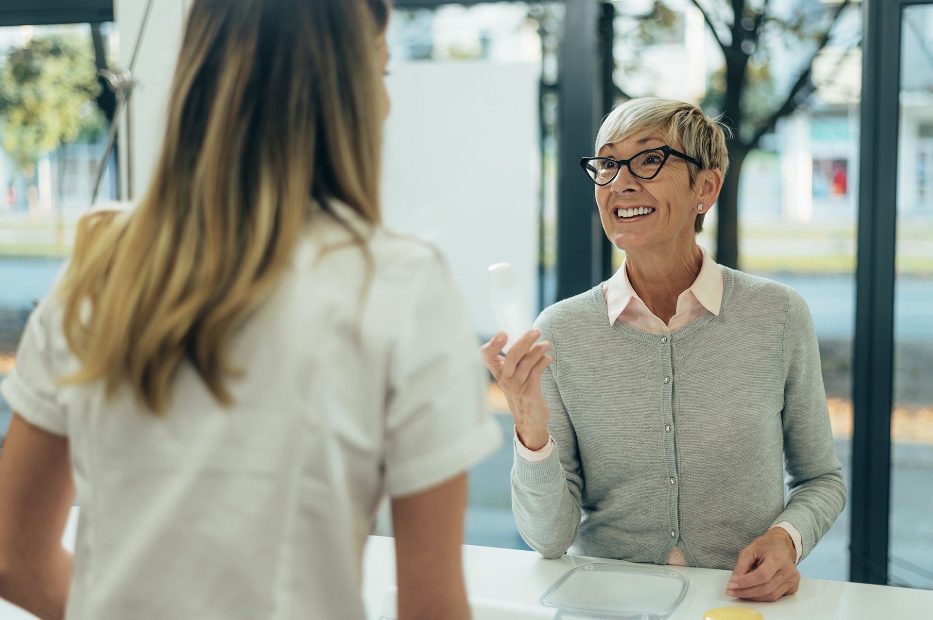 Kundengespräch in der Apotheke – persönliche Beratung durch pharmazeutisches Fachpersonal